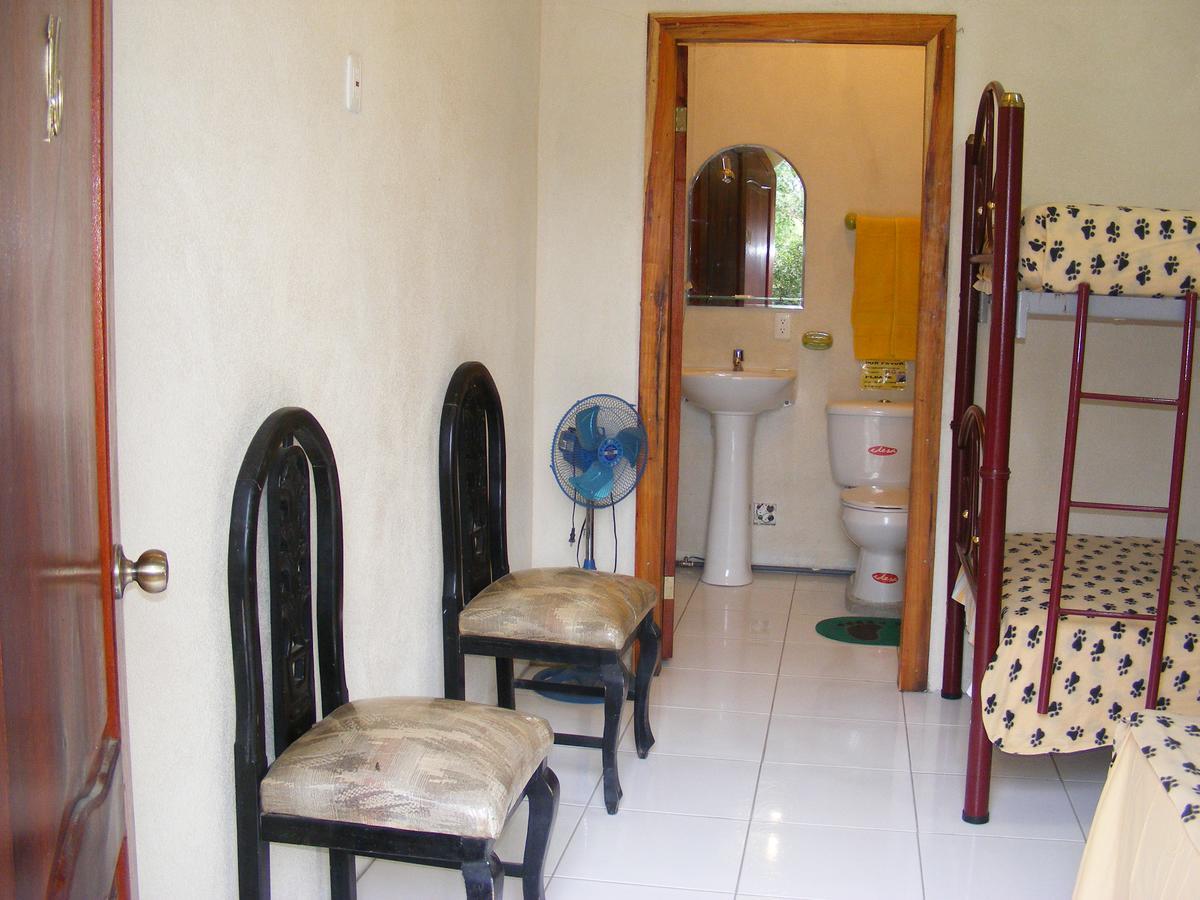 Hostal Maxima Puerto López Esterno foto