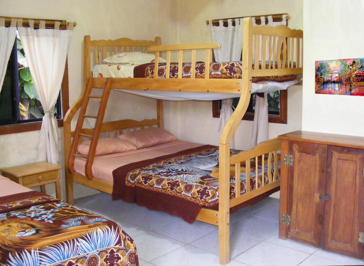 Hostal Maxima Puerto López Esterno foto