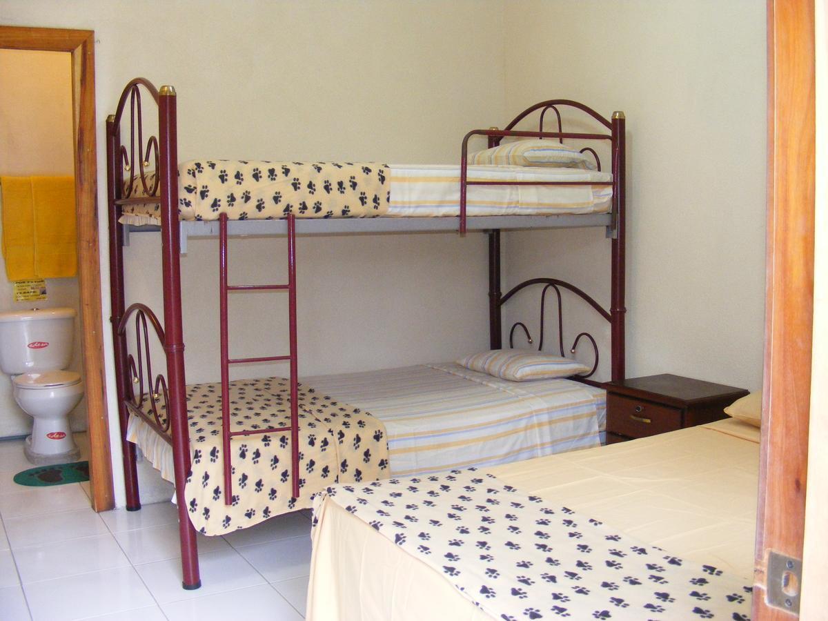 Hostal Maxima Puerto López Esterno foto