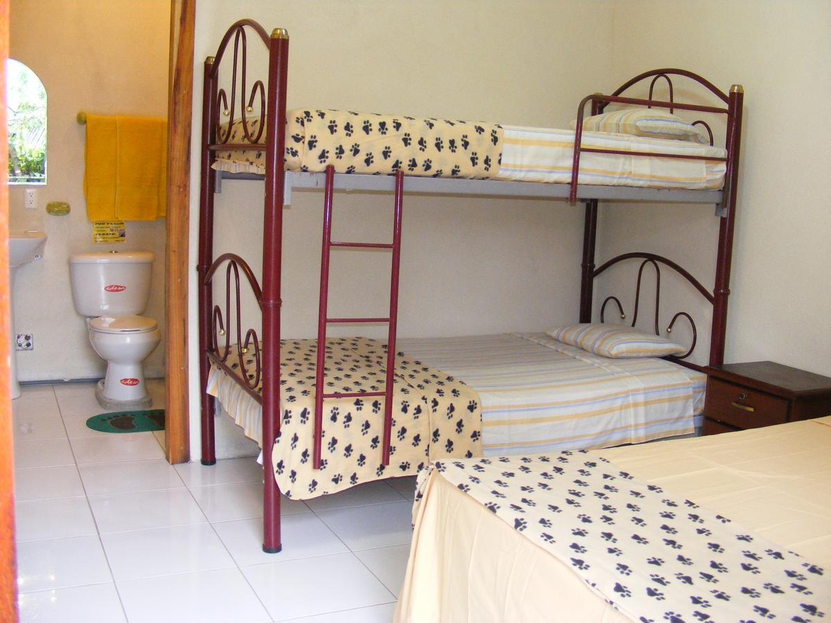 Hostal Maxima Puerto López Esterno foto